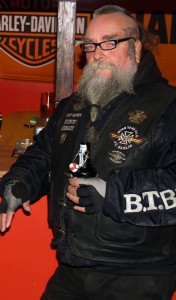 Lommel 1% heute auf einer der vielen Partys, die er immer noch anfährt. Mit Karre!