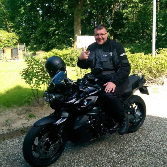 Jörg. gebürtiger Holsteiner, ist völlig locker drauf. Logen fährt er selber Karre!