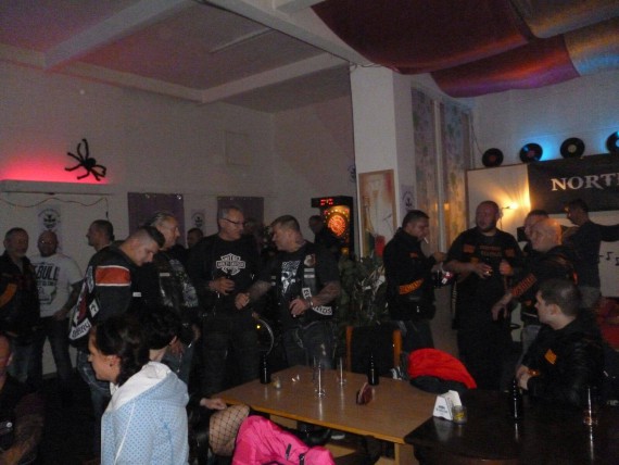 Die Party fand in einer Dartkneipe statt. Stimmung laut Marco bestens! So soll das auch sein!