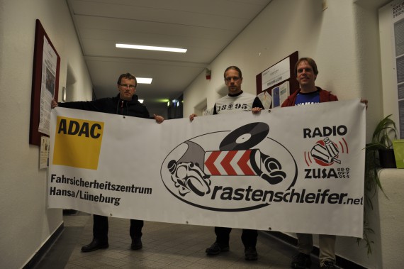 “rastenschleifer“-Macher Jansen, Schröder und Pracht (v.l.) mit neuem Banner.