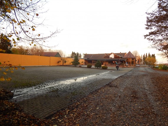Der große Parkplatz bietet viel Platz für bikes & Cars. Größere Gesellschaften sind somit kein Problem! Draußen wier drinnen!