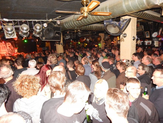 Da soll ich durch? Nee! Das Meisenfrei platzte aus allen Nähten. Led Zep zogen gewaltig!