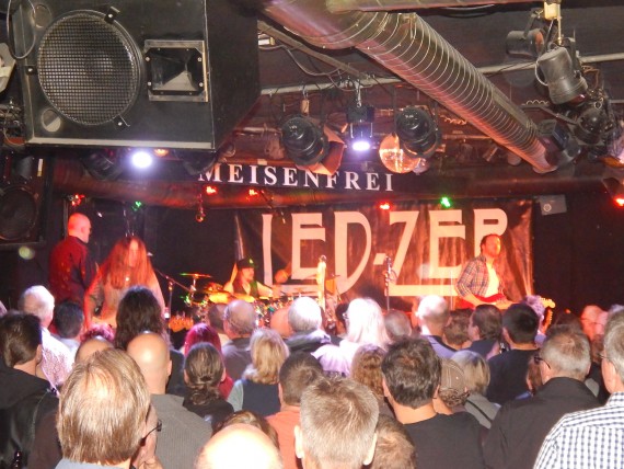 Eng gedrängt genoss das Publikum die von Led Zep gekonnt präsentierten Klassiker von Led Zeppelin!