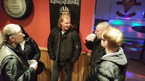 Daalschlag-Frontmann  Claus beim Fachsimpeln mit dem Hessen, Gitarrist beim Wild Rock Project!