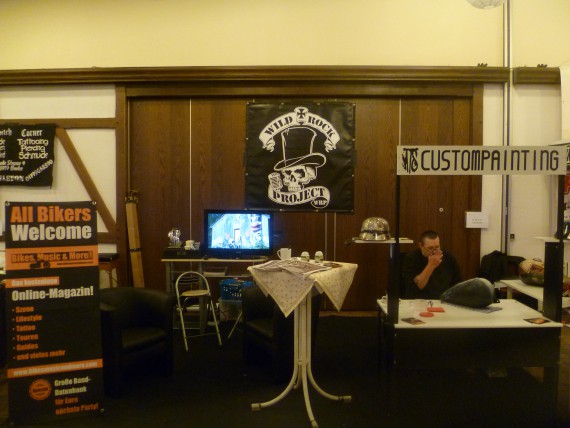 Unser neuer Standplatz erwies sich technisch als suboptimal. Zwei grölere Banner blieben liegen!