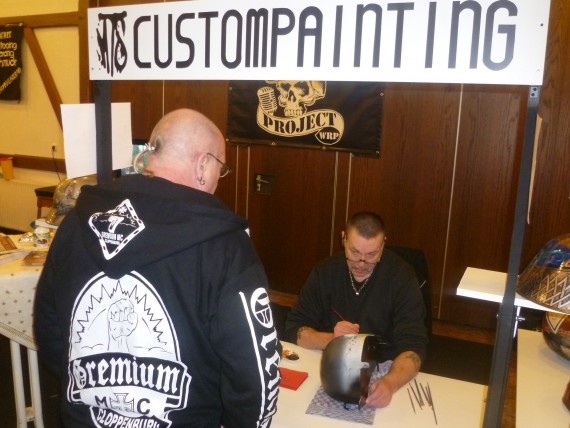 Unser Nachbar, Tattoo-Artist, war natürlich auch neugierig! Künstler im Fachgespräch. 