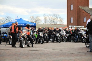 Probefahrt gefällig? Kein Ding, machen sie in der Gruppe. Aber die Westen! Würg!