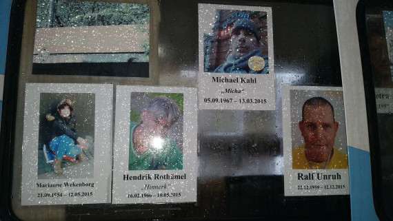 Bilder von verstorbenen Obdachlosen. Sie sind nicht gerade alt geworden!