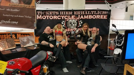 Wir sorgen schon dafür, dass der Spaß nicht zu kurz kommt. Die Promo-Ladys haben mir doch glatt die Schuhe ausgezogen!