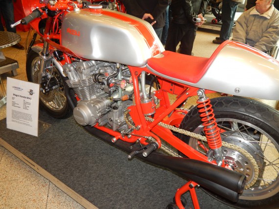 Schöne Linie.Die Café-Racer sind ja ohehin wieder im Trend. Honda Magni!