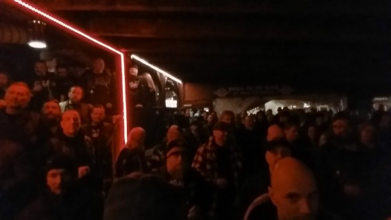 Die Trauergemeinde während der Rede von Ralf. Es wurde viel gelacht.