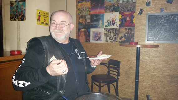 Wer nascht denn da an unseren Leckerlies. Hightower darf das!