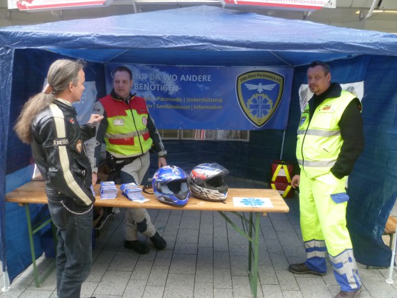 Die EMS Biker Paramedics sind 1200 Km one WAy zu uns ghekommen und mussten sich als Dank von Anliegern anmachen lassen! Manuels Laune war im Eimer! 
