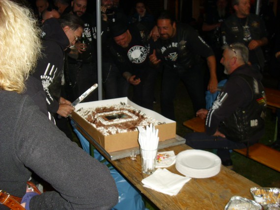 Da hat der Mann so gar nicht mit gerechnet. Fette Birthday-Torte!