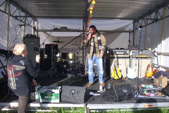 Turgay hält seine Ansprache, Fips von der Biker News filmt ihn.