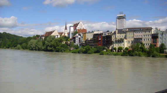 Wasserburg am Inn war mein Zwischenziel. Geiles Lokal direkt am Wasser an der Brücke!
