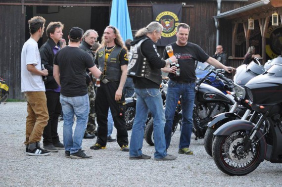 Martin ( Mitte ) ist bei Iwan Bikes beschäftigt. Aber nicht nur deshalb gibt es gute Kontakte zum Road Eagle MC Munich!