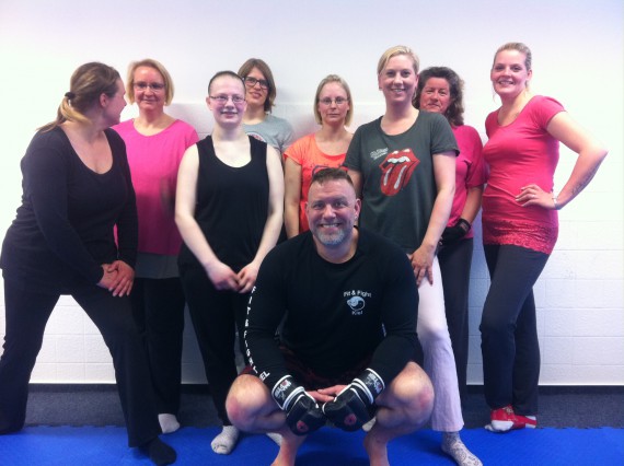 Winnie mit seinen Ladys. Er ist medizinischer Fintess-Trainer. 