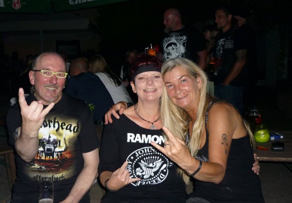 Uschi Hertzberg ( Mitte ) hat bei ROCKFIRE den Vocals-Part übernommen.