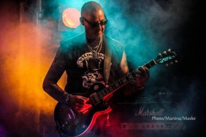 Der Hesse beackert die Klampfe! 