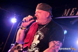 Ich beackere die Lead-Vocals.