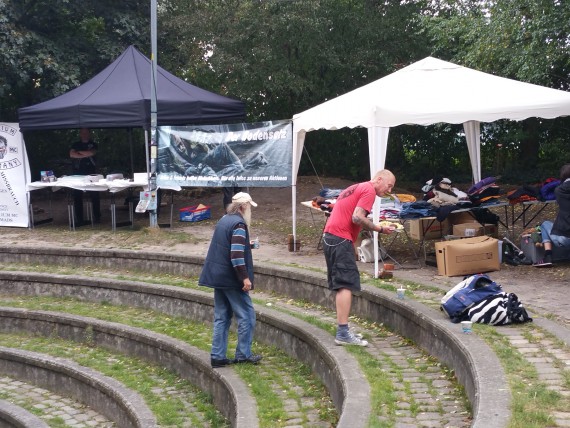 Die ersten Besucher sind da und checken noch etwas zaghaft unser Angebot an sie.