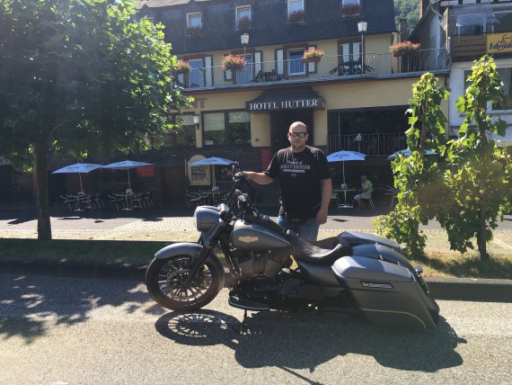 Jan Abbruzzino mit seinem Bagger. Er kann euch gute Routen-Tipps geben!