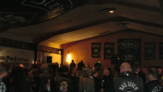 Volle Hütte! Allerdings war es wohl recht laut für mache Rockerohren!