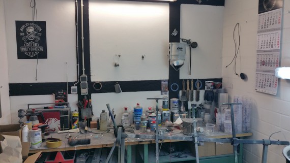 Wo gearbeitet wird, darf es auch danach aussehen. Einblick in die Werkstat!