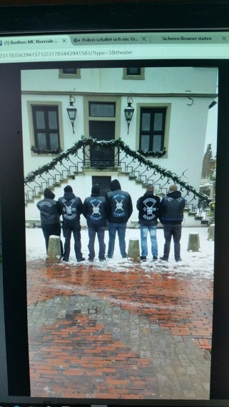 Belegfoto: Vor dem Lingener Rathaus . Dreht euch doch mal um!