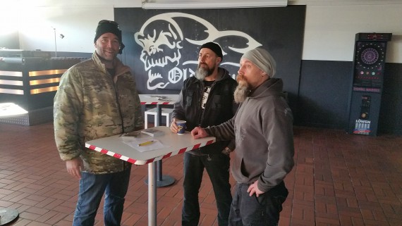Peter und Hesse vor dem Start. Boxxer kam eigens aus Peine angereist und war begeistert!