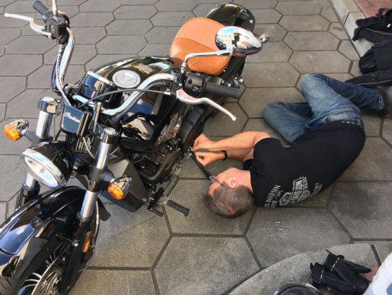 Jürgen gibt sich den Schrauber-Doktor. Und alles ohne Arztkittel.