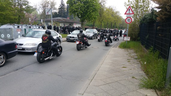 Der Motorrad-Korso trifft am Friedhof in Rudow ein.
