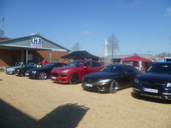 Statt der Bikes wurden hinten die Autos abgestellt, dahinter die Händler.Ein Manko!