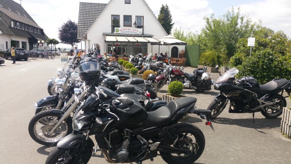 Vor der Promenade befindet sich der Strand-Imbiss Achterndiek. Beliebt bei Bikern!
