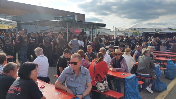 Bereits am frühen Abend war das Gelände am Samstag top gefüllt!