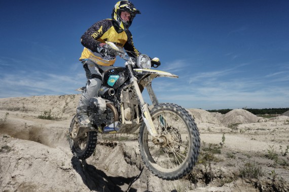 Gerhard Forster bei seiner ersten Testfahrt mit der RX9 im Gelände. 