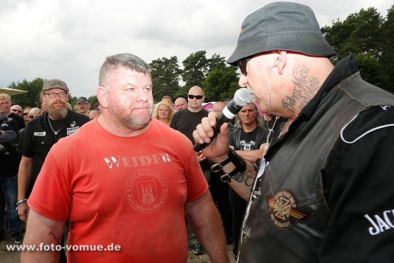 Ingo kenne ich noch aus alten Tagen als Türsteher. Auf Herbert ist er mächtig stolz!