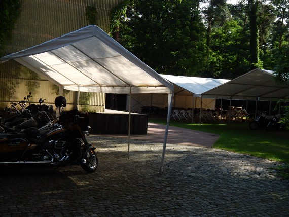 In dem großen Biergarten gibt es ohne Ende Unterstellplätze für 'eure Bikes!